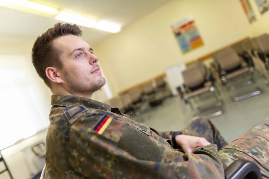 Deutscher Bundeswehr Soldat bei einer Schulung über Pflegepflichtversicherung