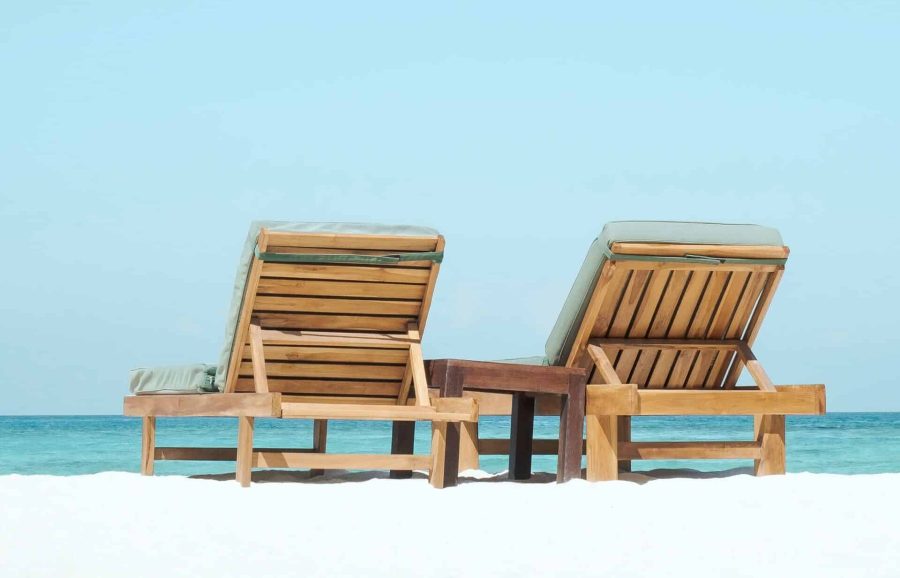 Sonnenliegen an einem Strand